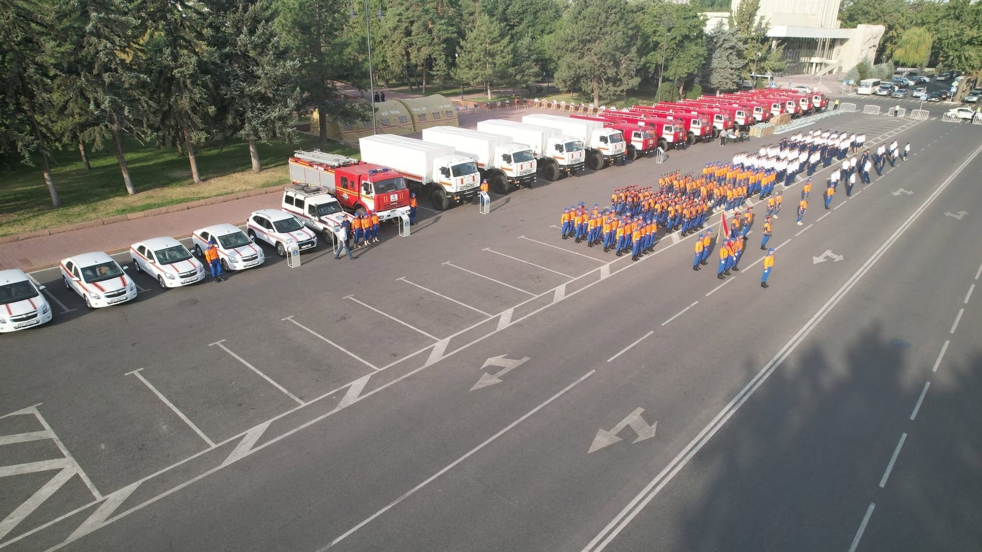 МЧС вручили 28 единиц спецтехники и 500 комплектов экипировки ко Дню спасателя