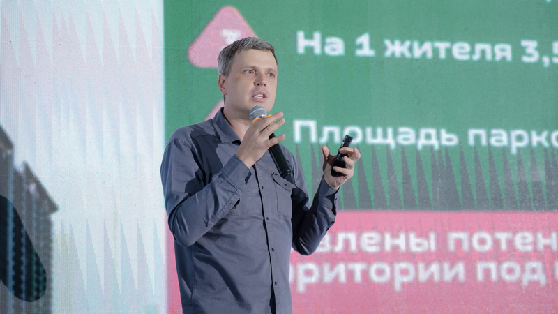 Эколог Дмитрий Переславский выступил с докладом о важности зелёных зон в городской среде.