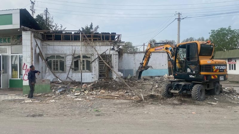 В Араванском районе выявили 54 самостроя на трассе — 13 уже снесли изображение публикации